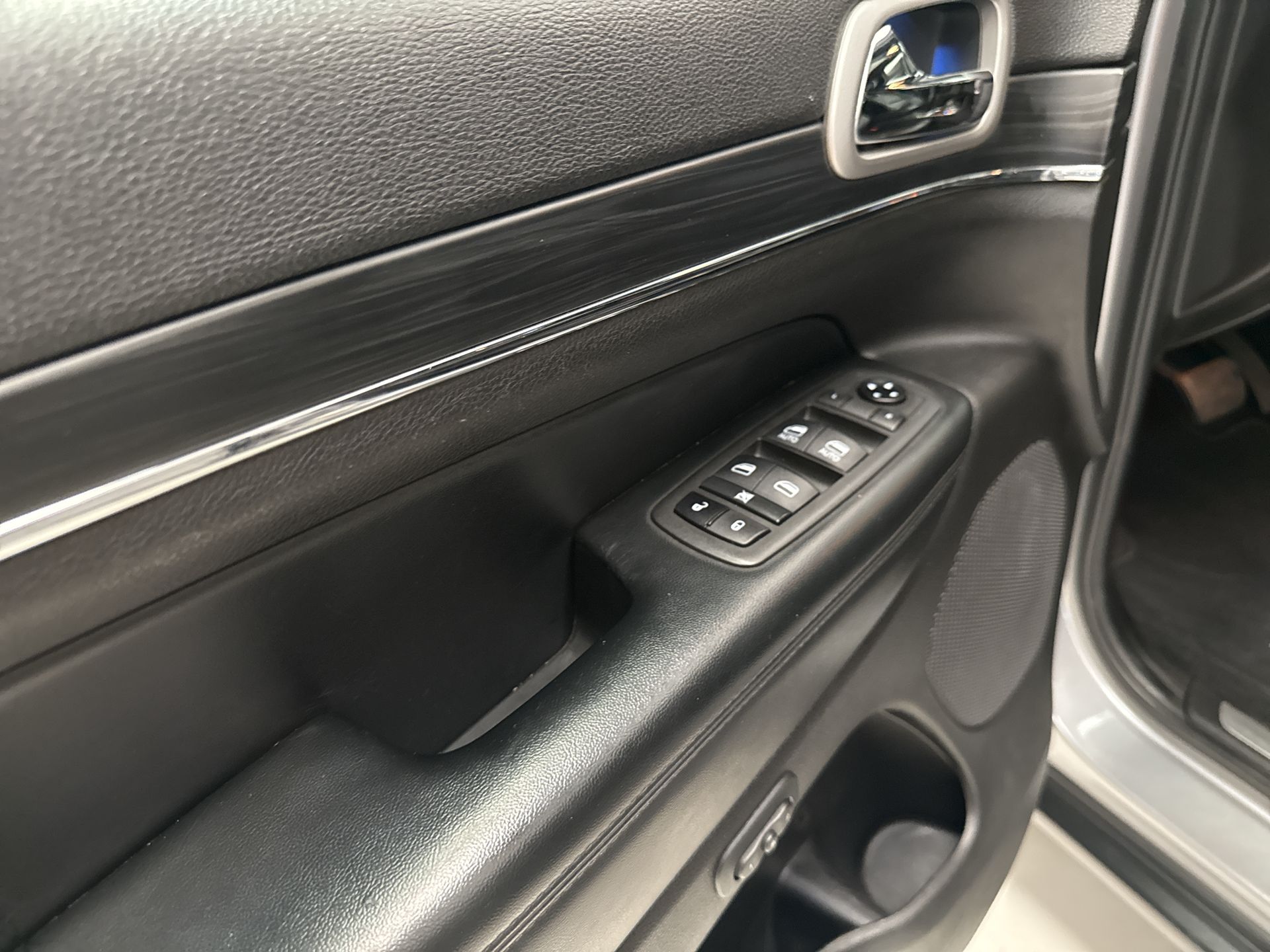 2021 Jeep GRAND CHEROKEE LIMITED LUJO V6