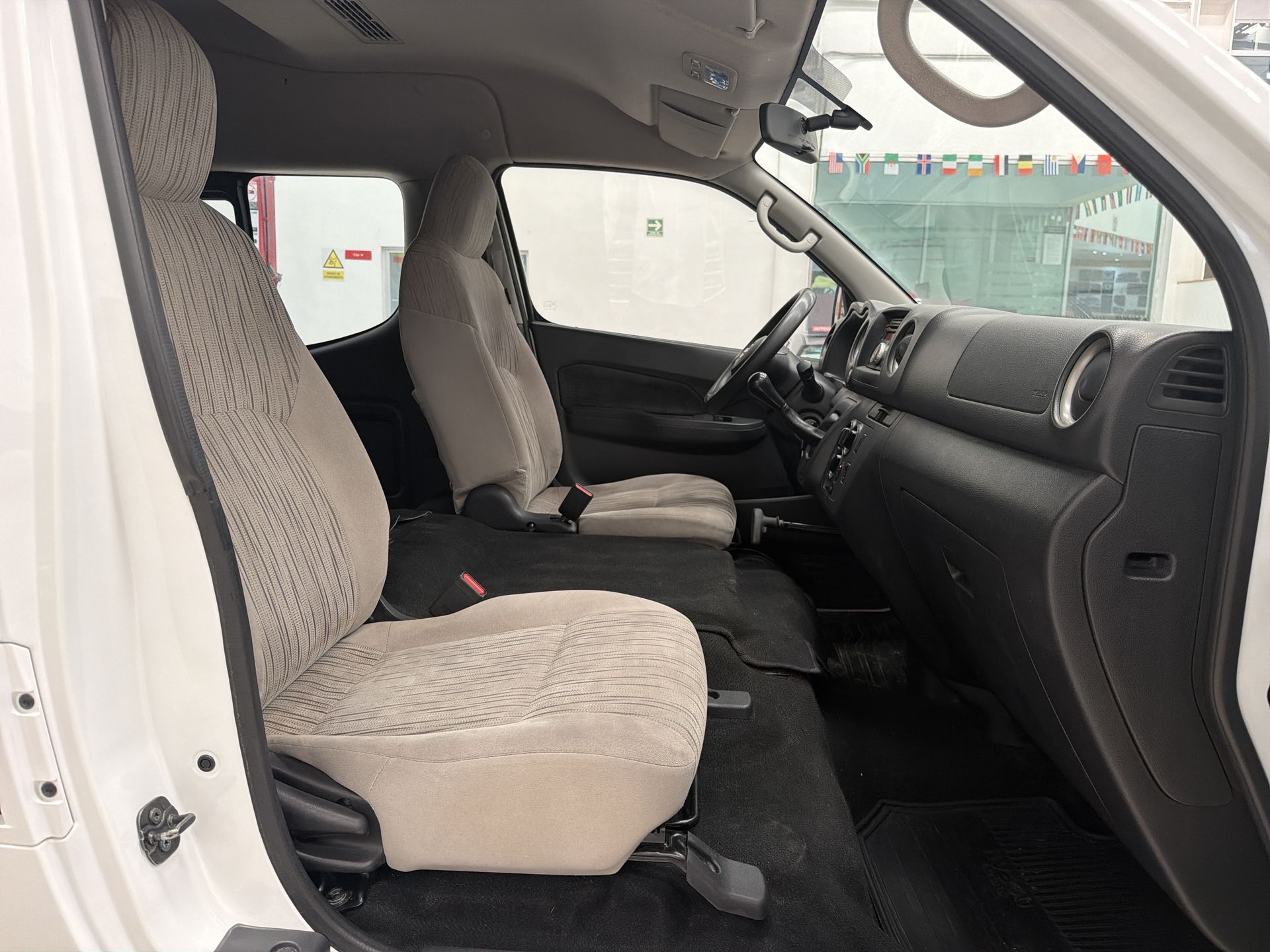 2023 Nissan URVAN 14 PASAJEROS AMPLIA AA 23