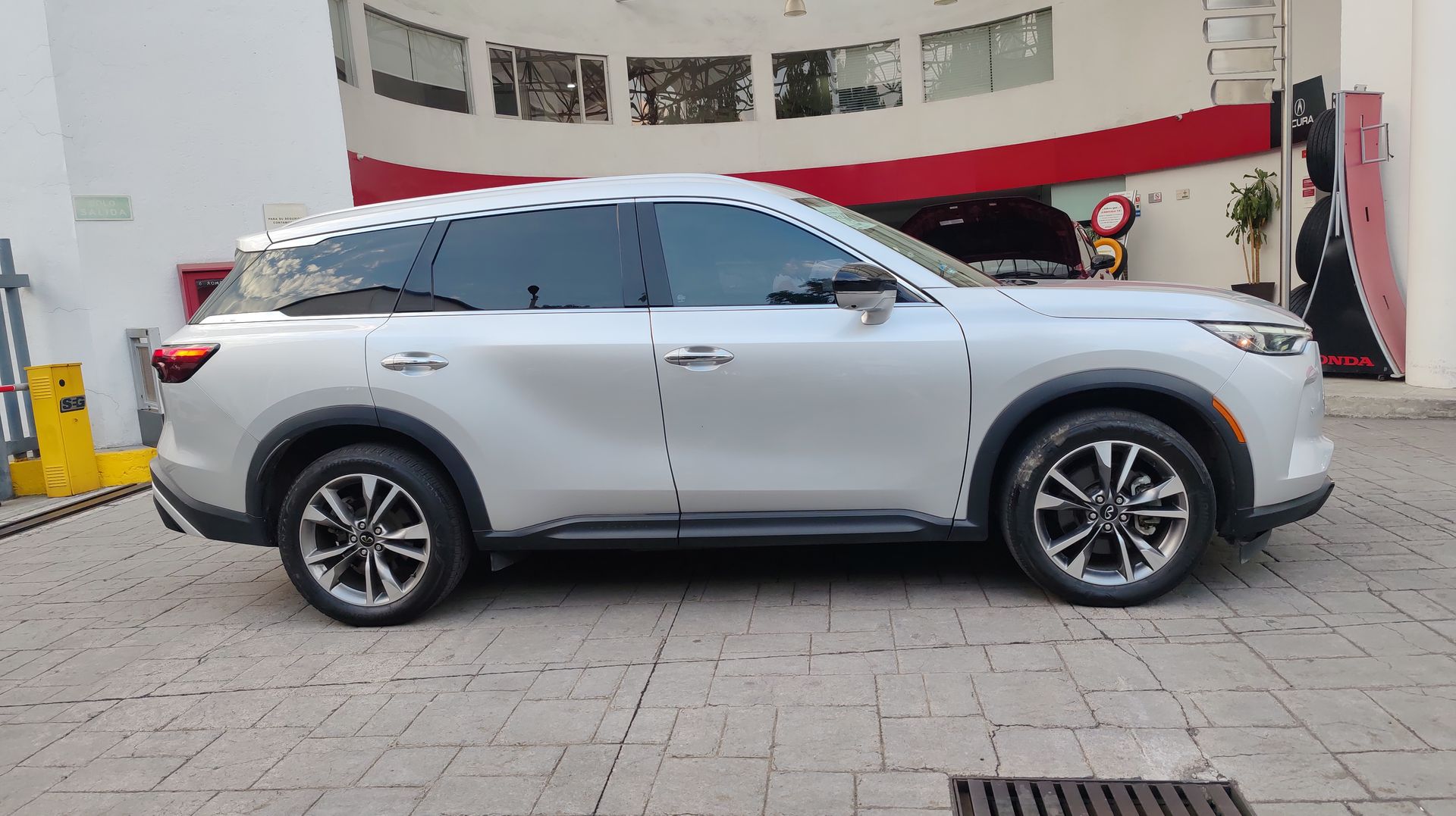 2023 INFINITI QX60 3.5L LUXE AWD 23